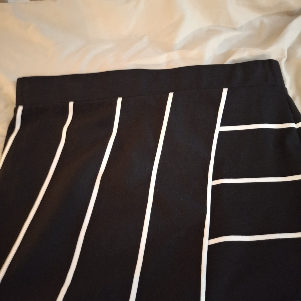Belle Sky Women's Black and White Geometric Pencil Skirt - Picture 3 of 6